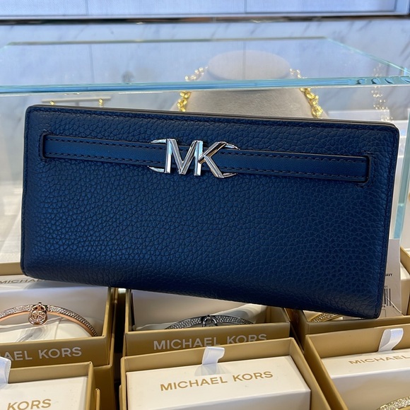 Michael Kors Reed Large Bifold Pebbled Leather Snap Wallet Card Case 
Navy 
NWT - Picture 2 of 16